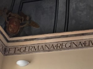 Emblema de la reina Germana en San Miguel de los Reyes. Foto: Adrián Yánez